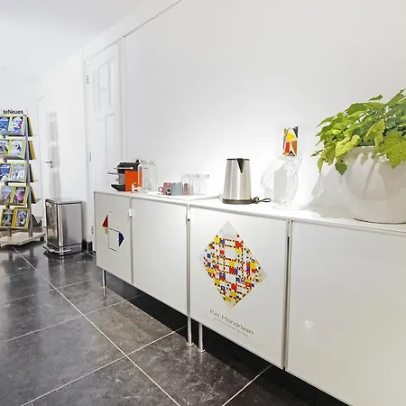 לינה וארוחת בוקר Ground Floor Canal 2*